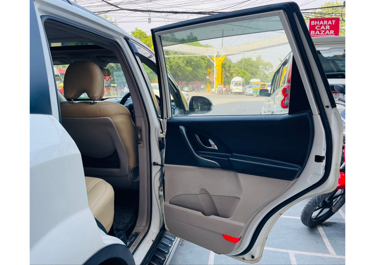 MAHINDRA XUV 500 W10 SUNROOF DIESEL (2016)