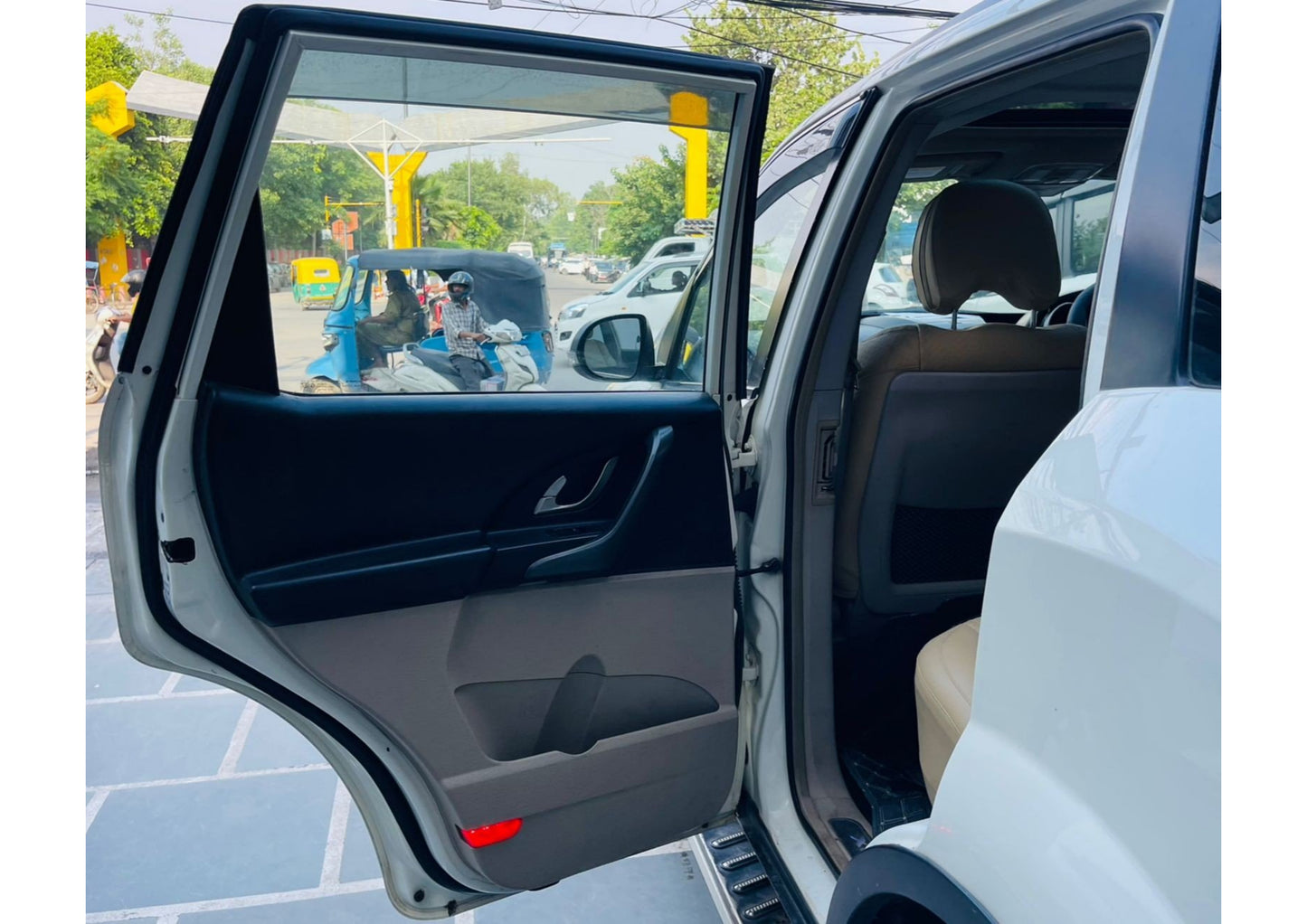 MAHINDRA XUV 500 W10 SUNROOF DIESEL (2016)