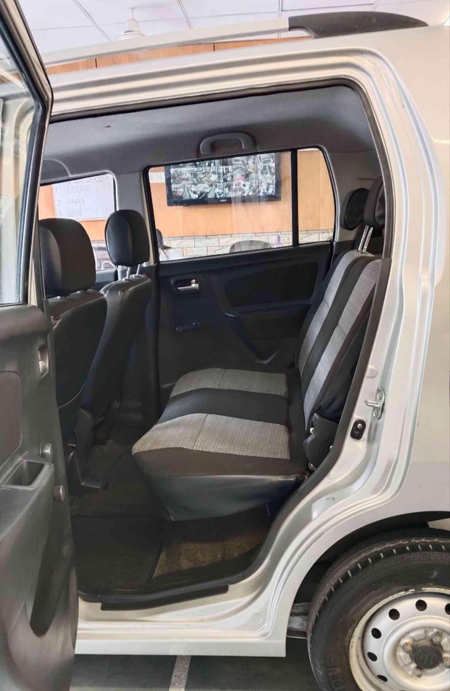 32,000 KMS MARUTI WAGONR LXI GREEN CNG (2011)