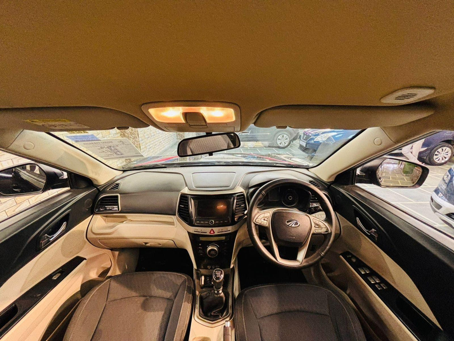 MAHINDRA XUV 300 W8 PETROL (2019)