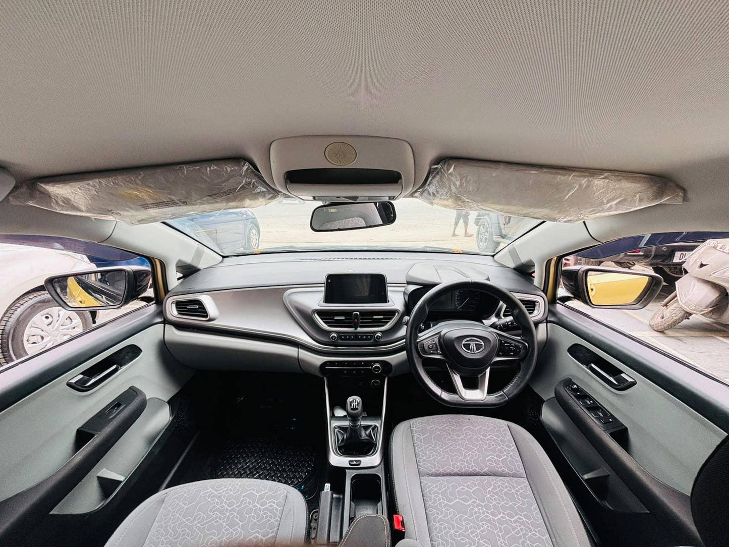 40,000 KMS TATA ALTROZ 1.2 XZ RTN MT PETROL (2020)