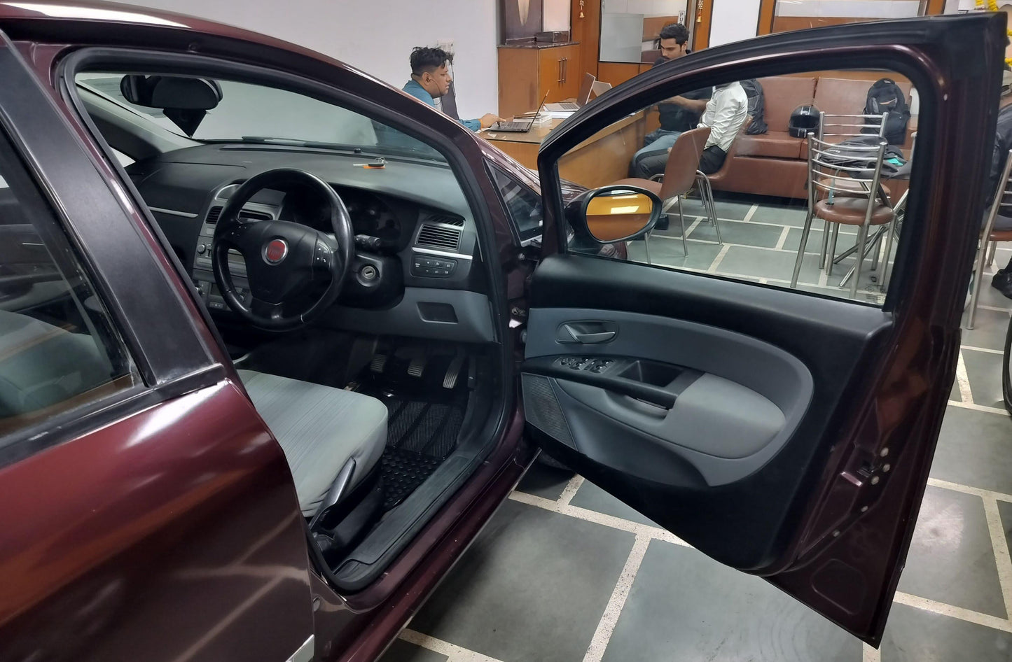 30,000 KMS FIAT PUNTO EMOTION PETROL (2014)