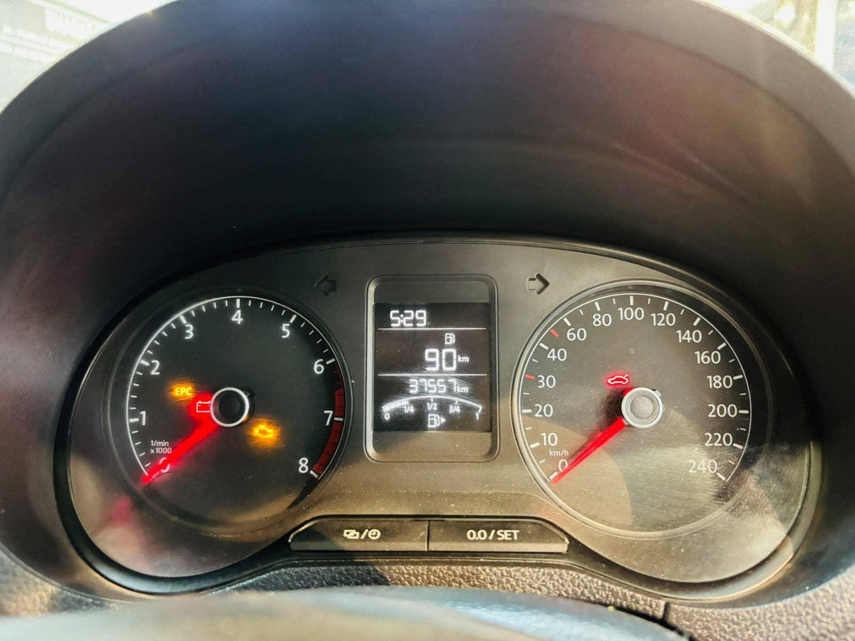 37,000 KMS VOLKSWAGEN POLO 1.2 MPI COMFOTLINE MT PETROL (2016)