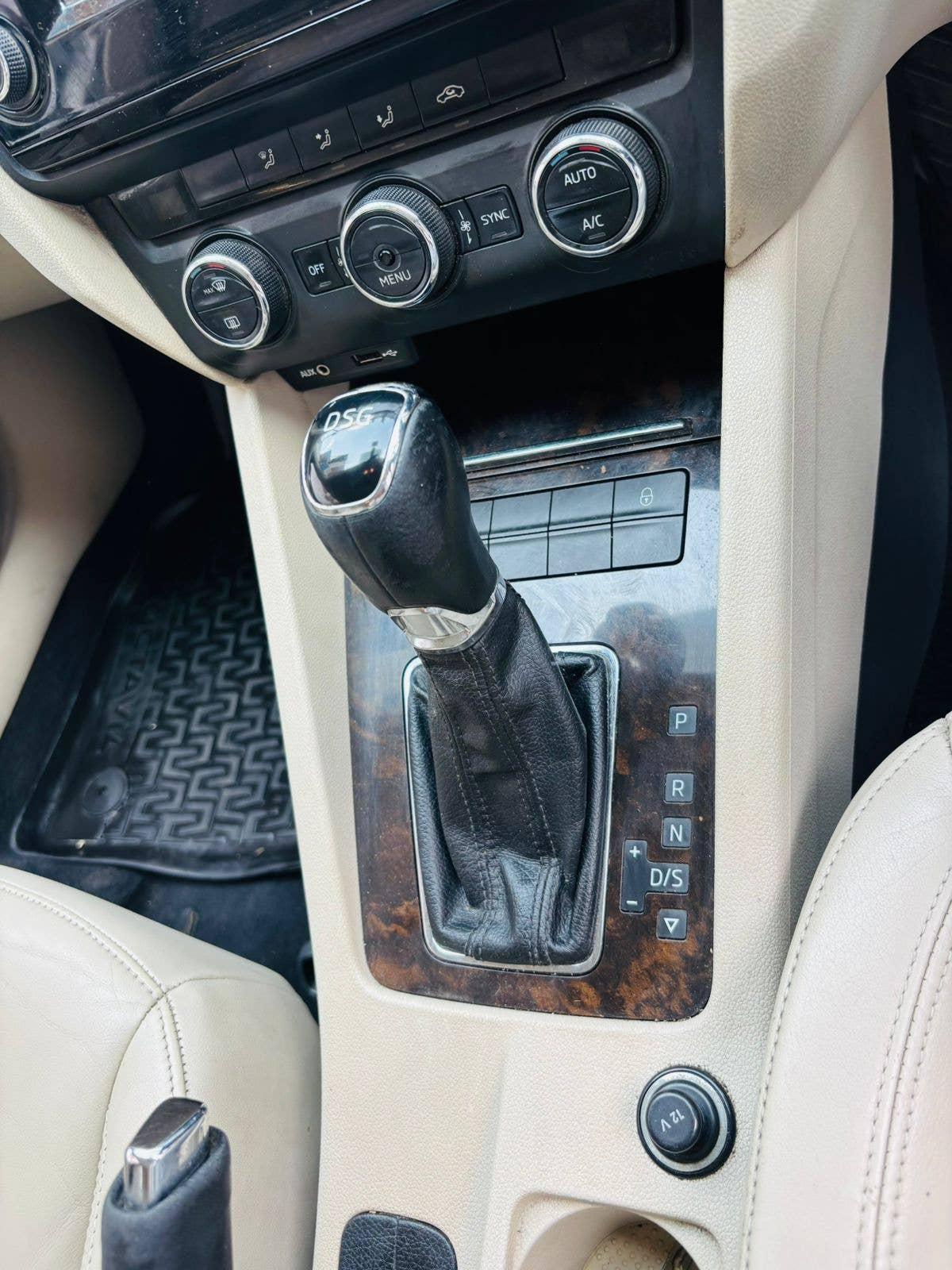 SKODA OCTAVIA STYLE PLUS 1.8 TSI AT PETROL (2017)