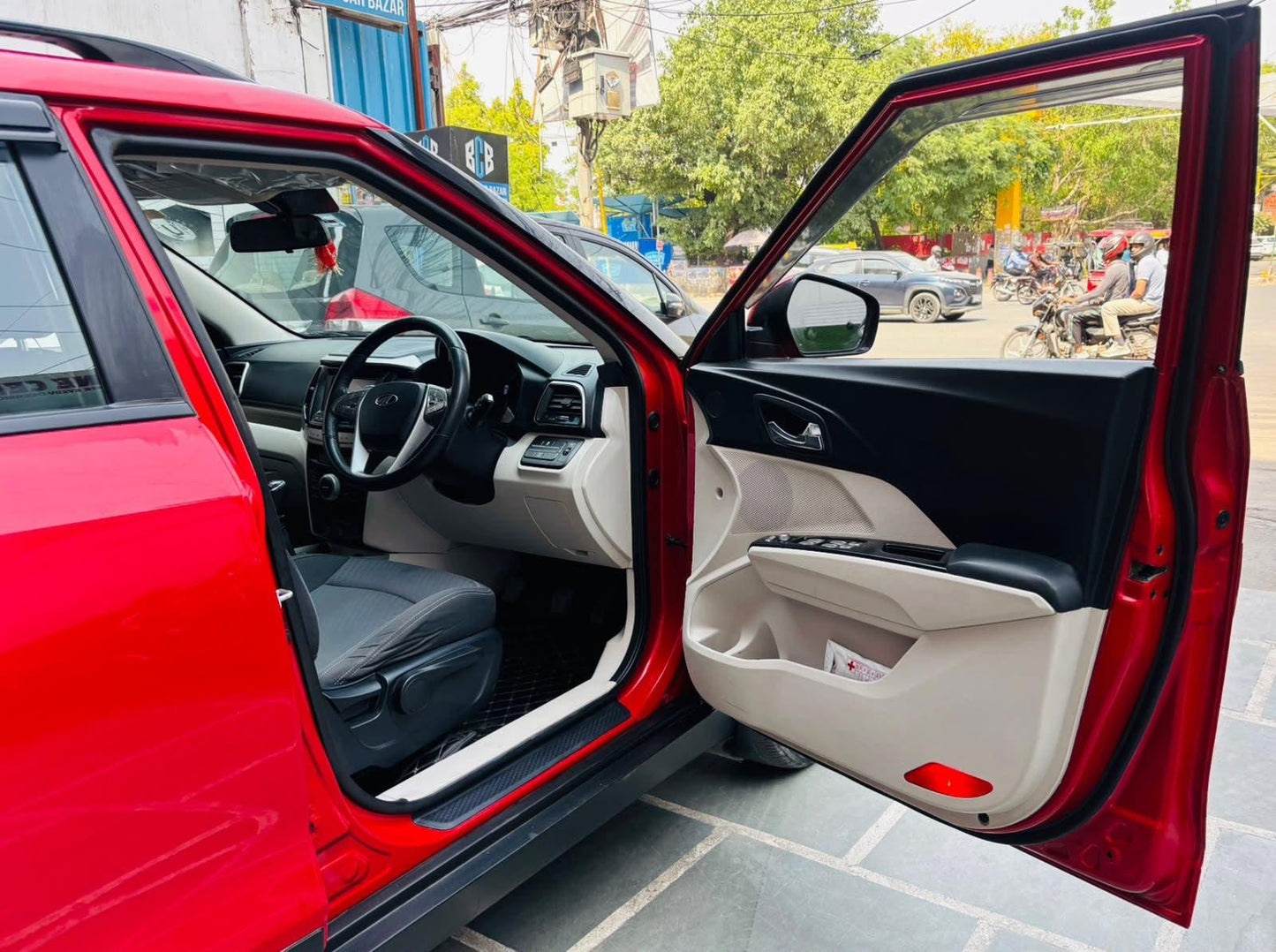 43,000 KMS MAHINDRA XUV 300 W8 DIESEL (2019)