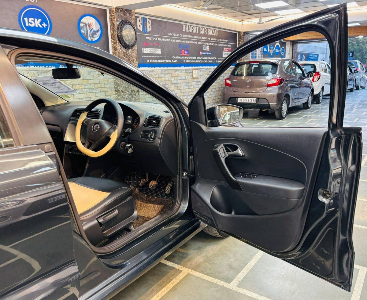 37,000 KMS VOLKSWAGEN POLO 1.2 MPI COMFOTLINE MT PETROL (2016)