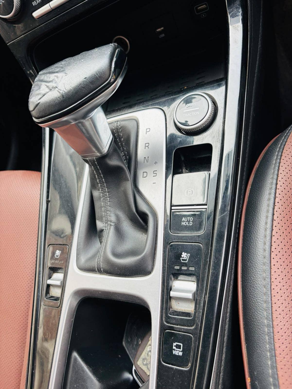 39,000 KMS HYUNDAI ALCAZAR SIGNATURE (O) 6 STR 1.5 DCT PETROL (2023)