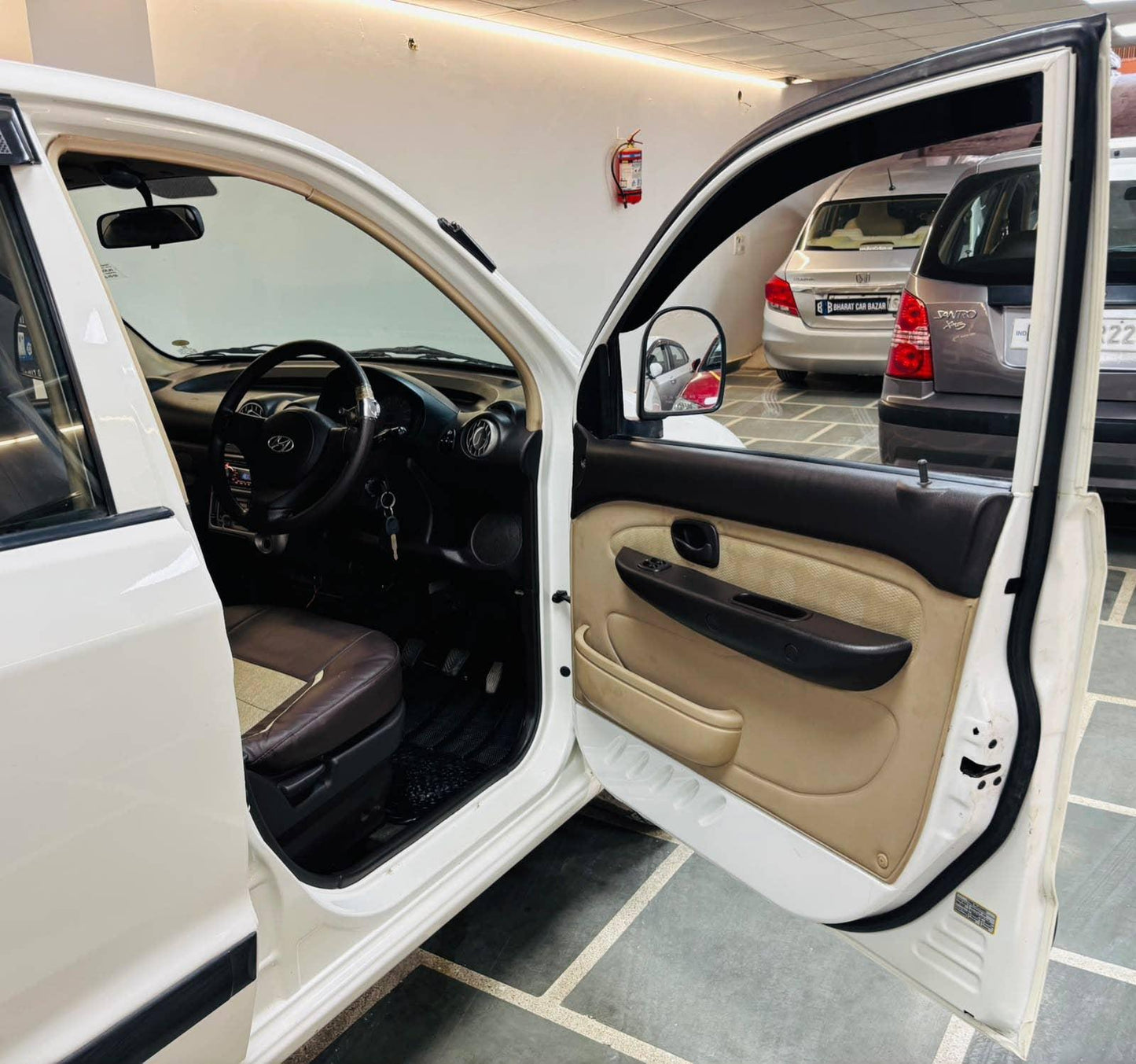 9,000 KMS HYUNDAI SANTRO GL PETROL (2014)