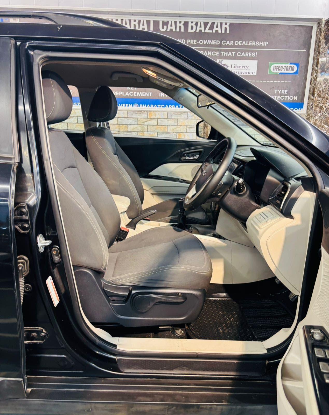 MAHINDRA XUV 300 W8 PETROL (2019)