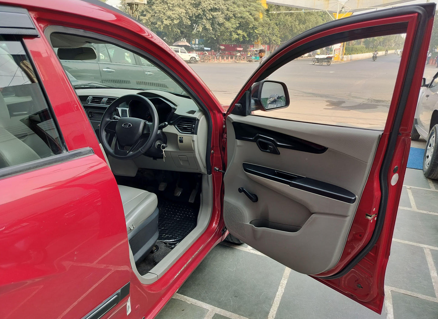 27,000 KMS MAHINDRA KUV 100 K2 PETROL (2016)