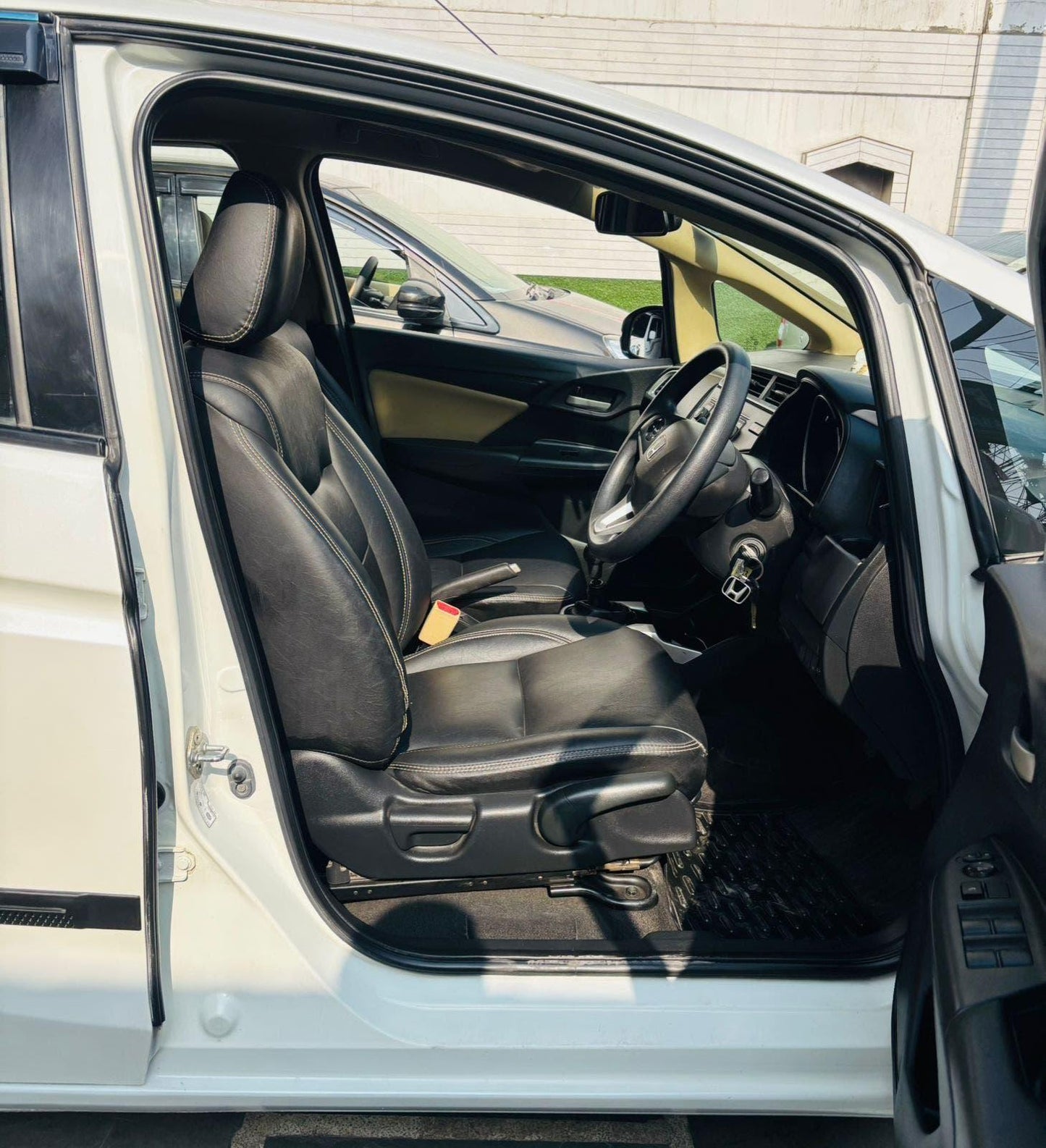 22,000 KMS HONDA JAZZ 1.2 S MT PETROL (2017)