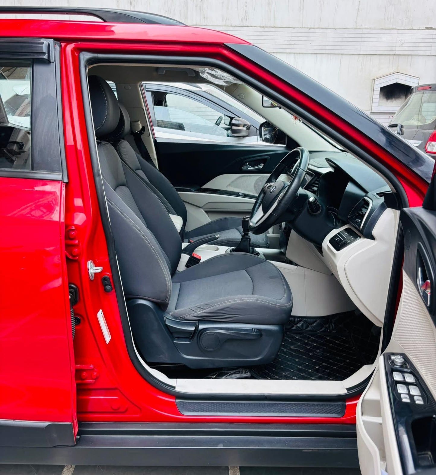 43,000 KMS MAHINDRA XUV 300 W8 DIESEL (2019)