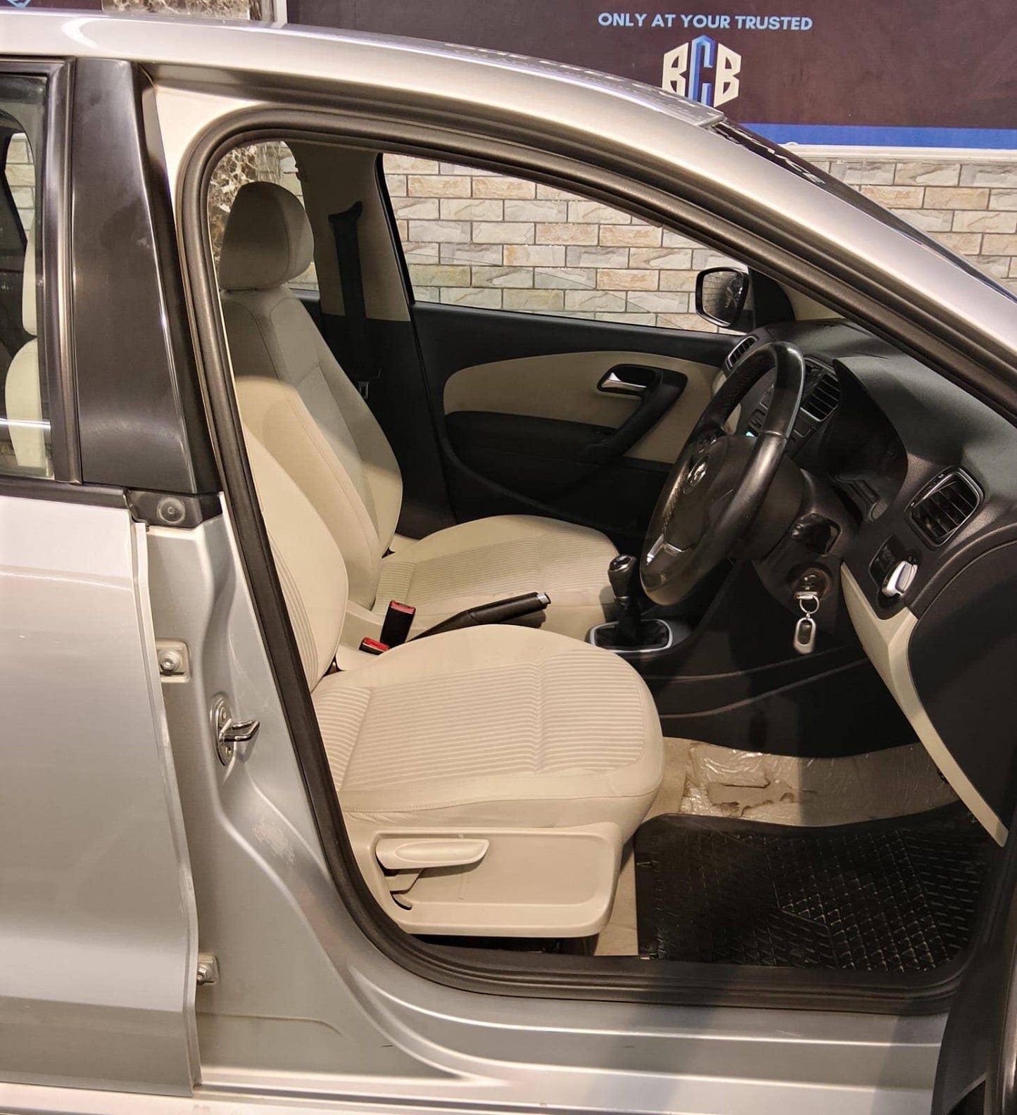 24,000 KMS Volkswagen POLO 1.2 HIGHLINE PETROL (2012)
