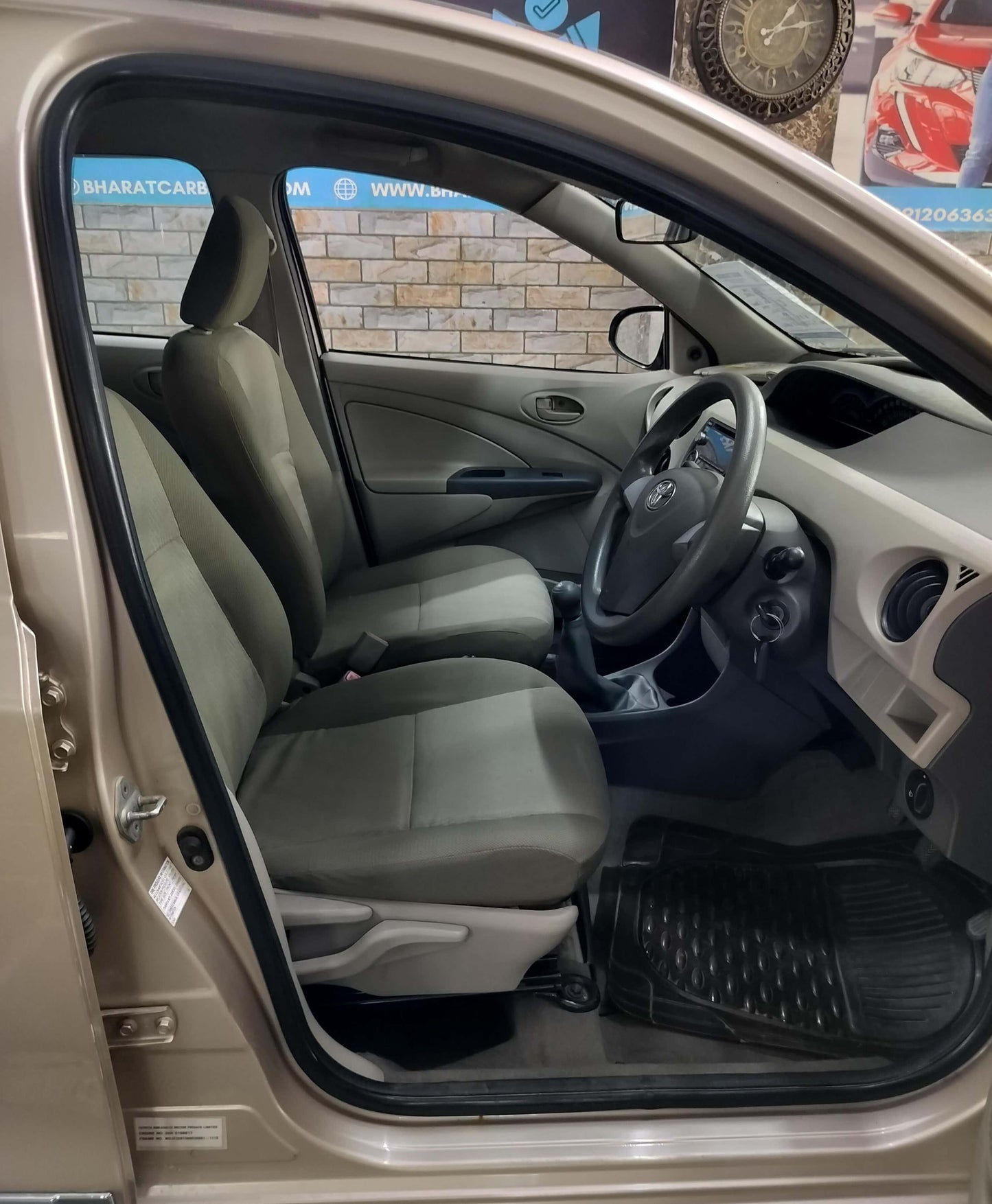 46,000 KMS TOYOTA ETIOS LIVA PETROL (2015)