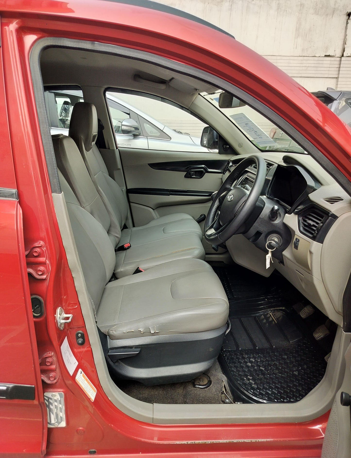 27,000 KMS MAHINDRA KUV 100 K2 PETROL (2016)