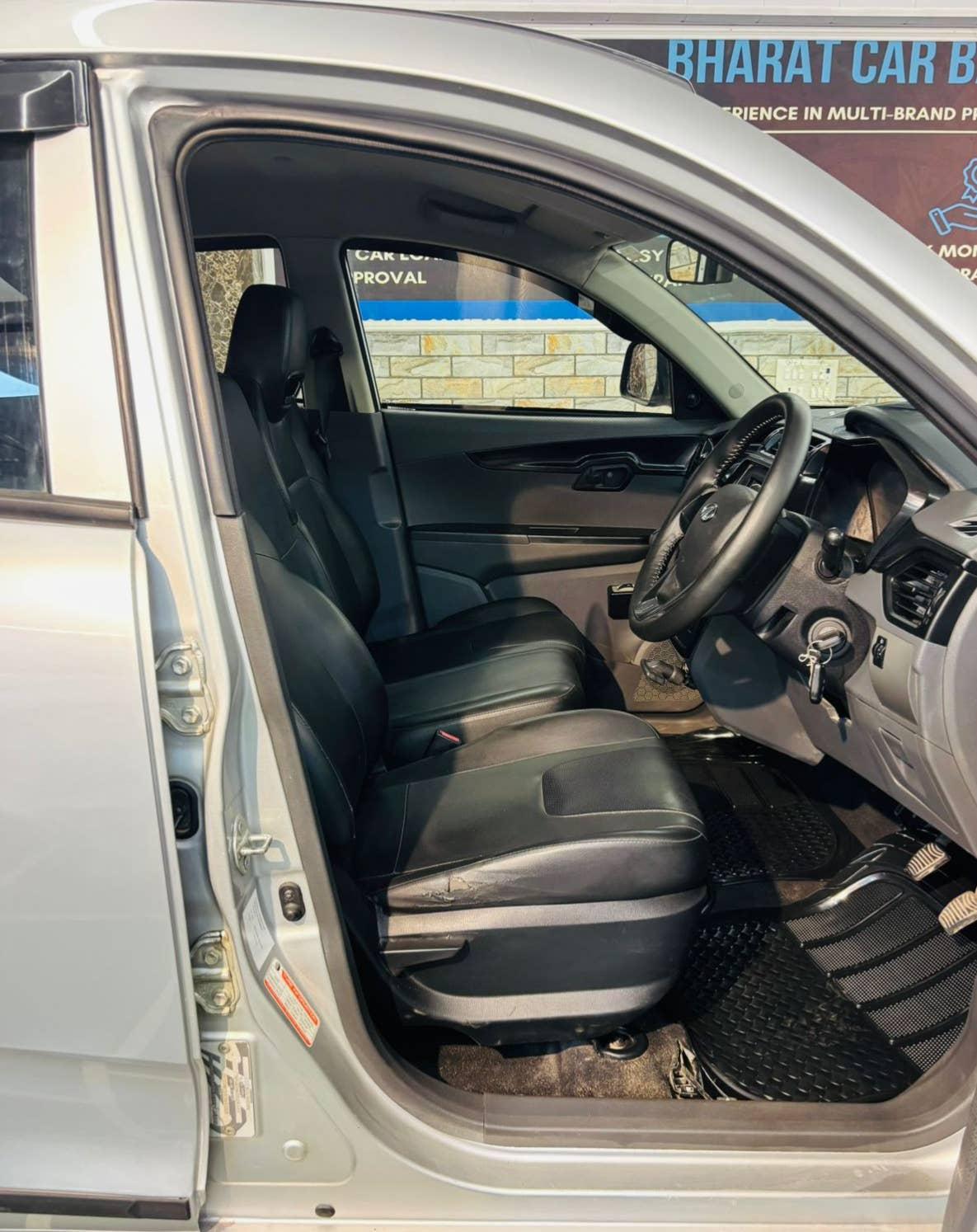 20,000 KMS MAHINDRA KUV 100 K2 6STR PETROL (2017)