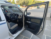 Load image into Gallery viewer, 37,000 KMS MARUTI WAGONR LXI PETROL (2015)
