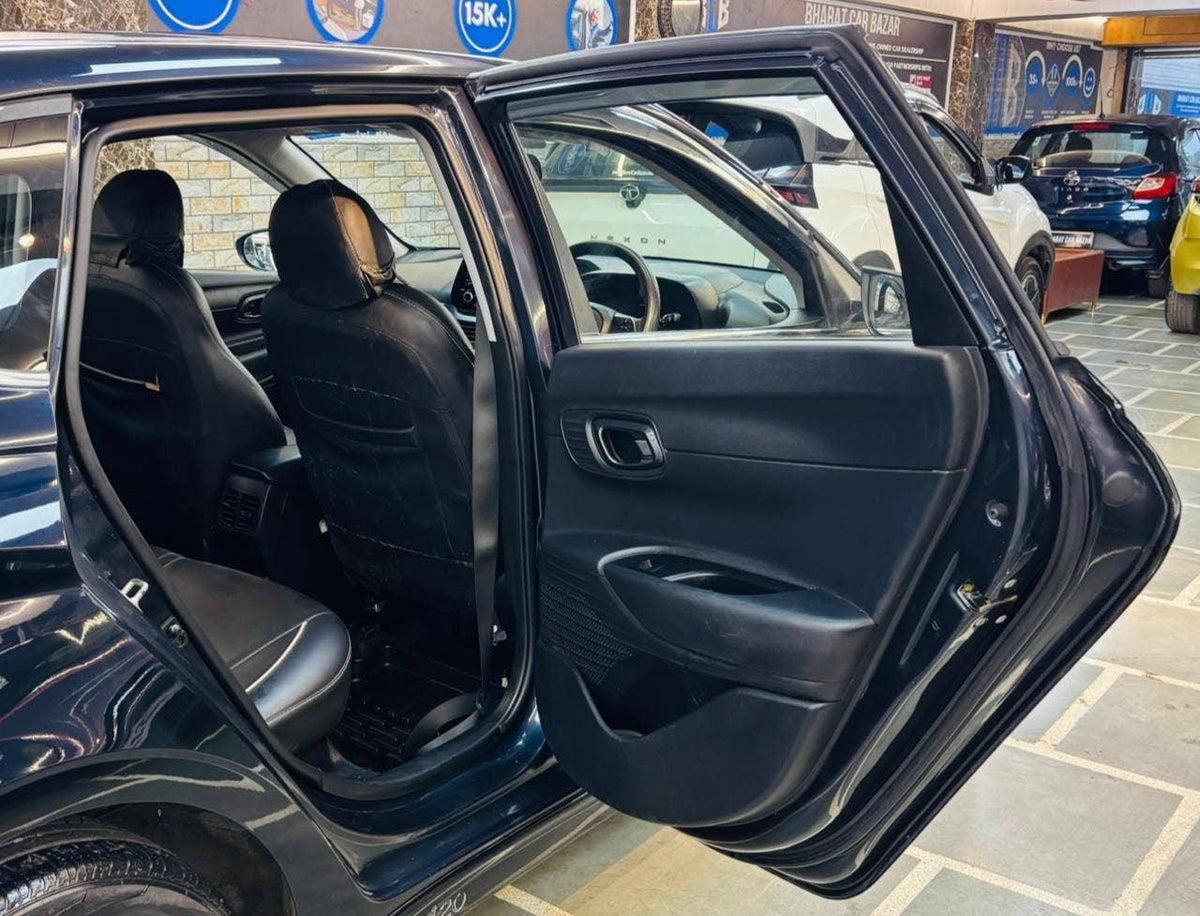 24,000 KMS HYUNDAI I20 1.2 SPORTZ MT PETROL (2021)
