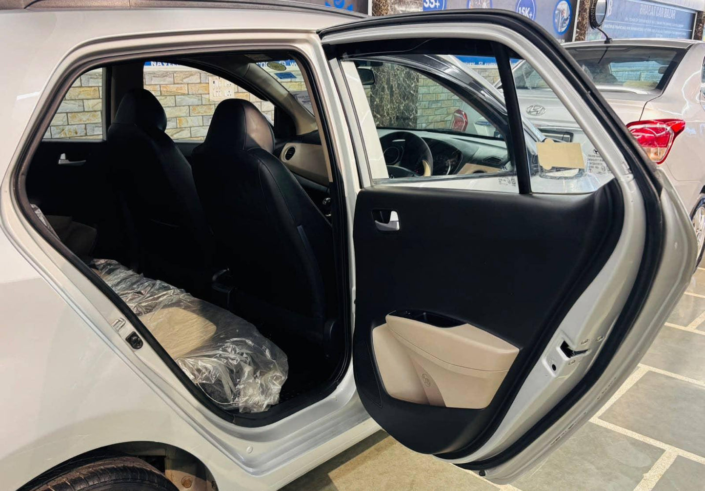 12,000 KMS HYUNDAI GRAND I10 1.2 SPORTZ (2016)