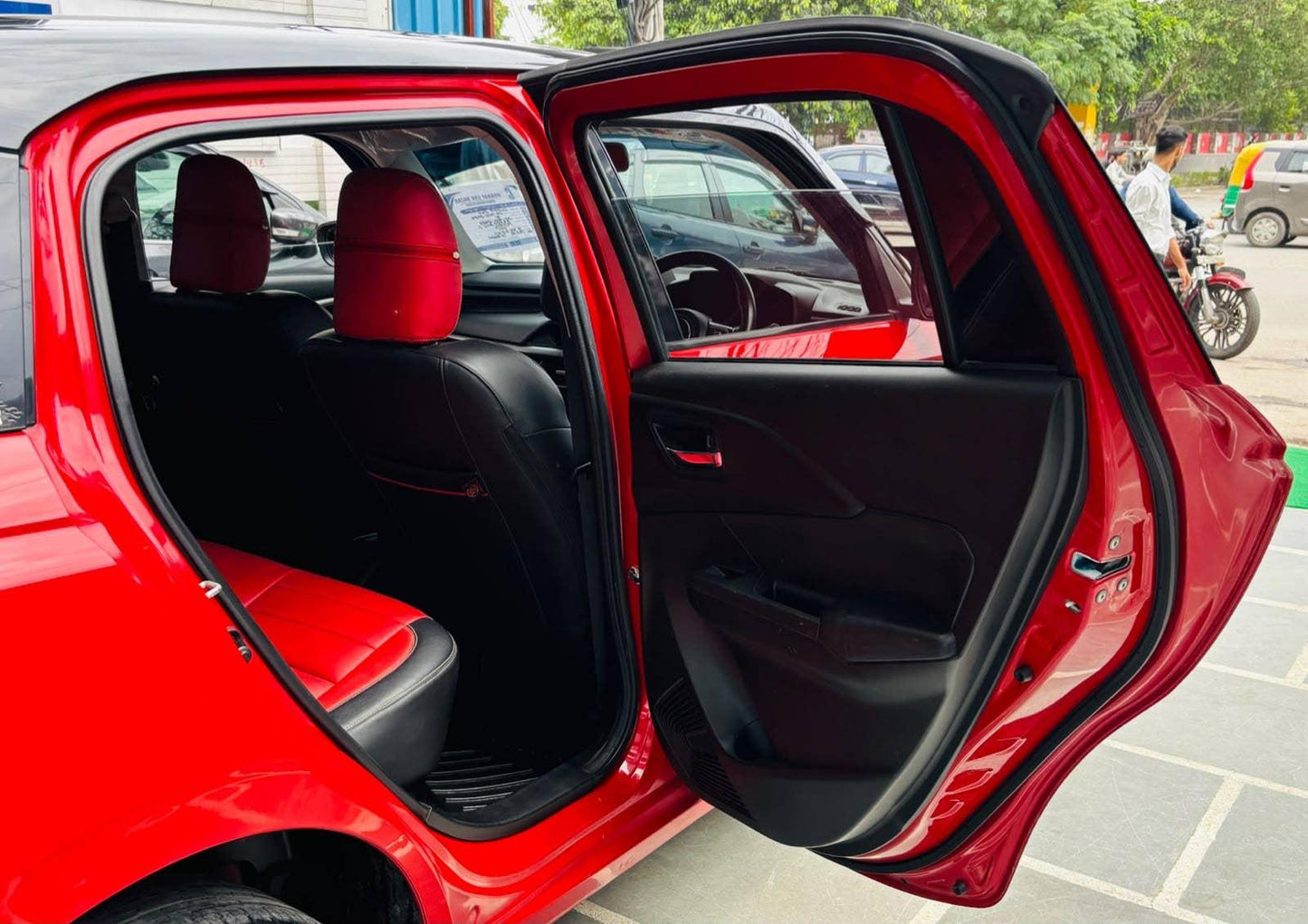 39,000 KMS MARUTI SWIFT ZXI+ PETROL (2024)