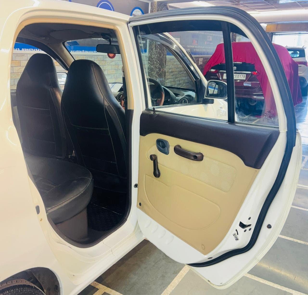 HYUNDAI SANTRO GL PETROL (2011)