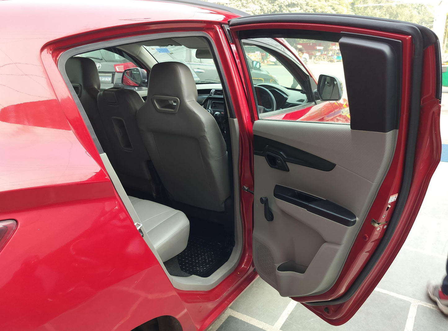 27,000 KMS MAHINDRA KUV 100 K2 PETROL (2016)