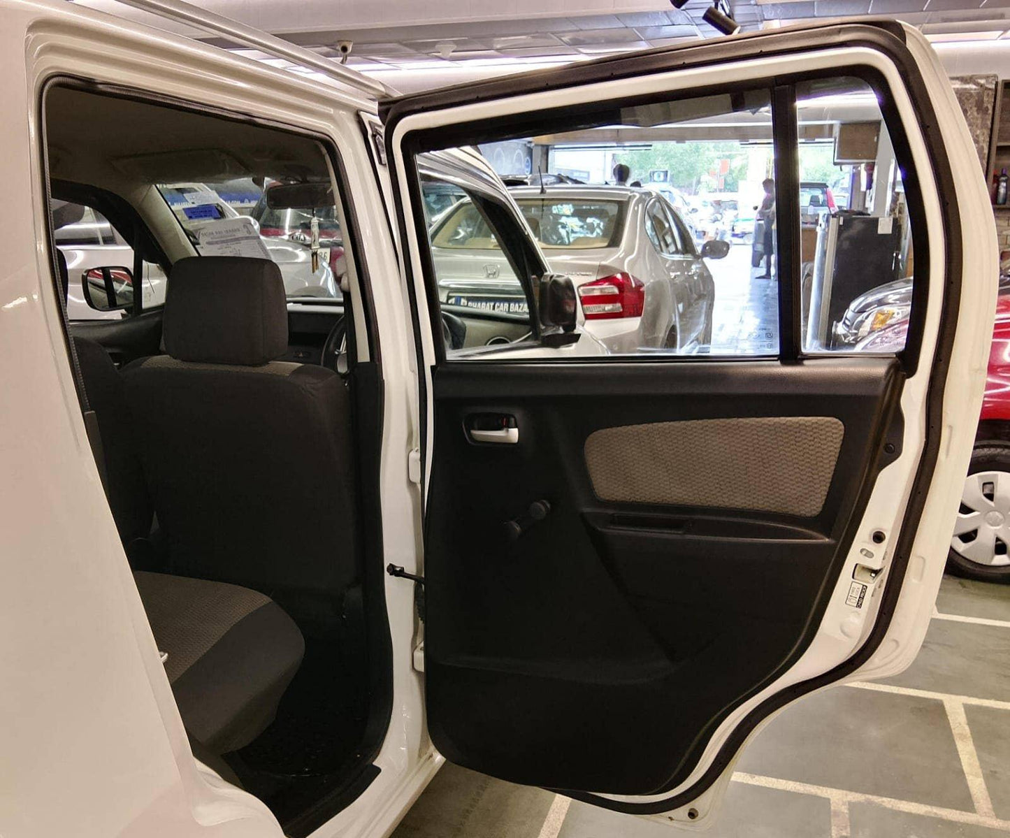 2,000 KMS MARUTI WAGONR LXI PETROL (2014)
