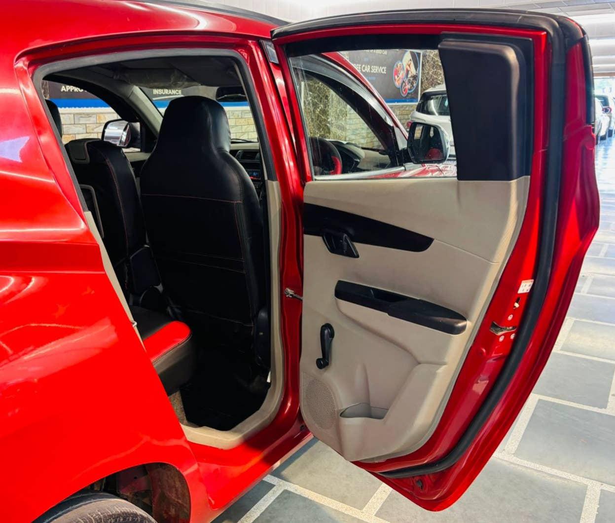 18,000 KMS MAHINDRA KUV 100 K2 6STR PETROL (2016)