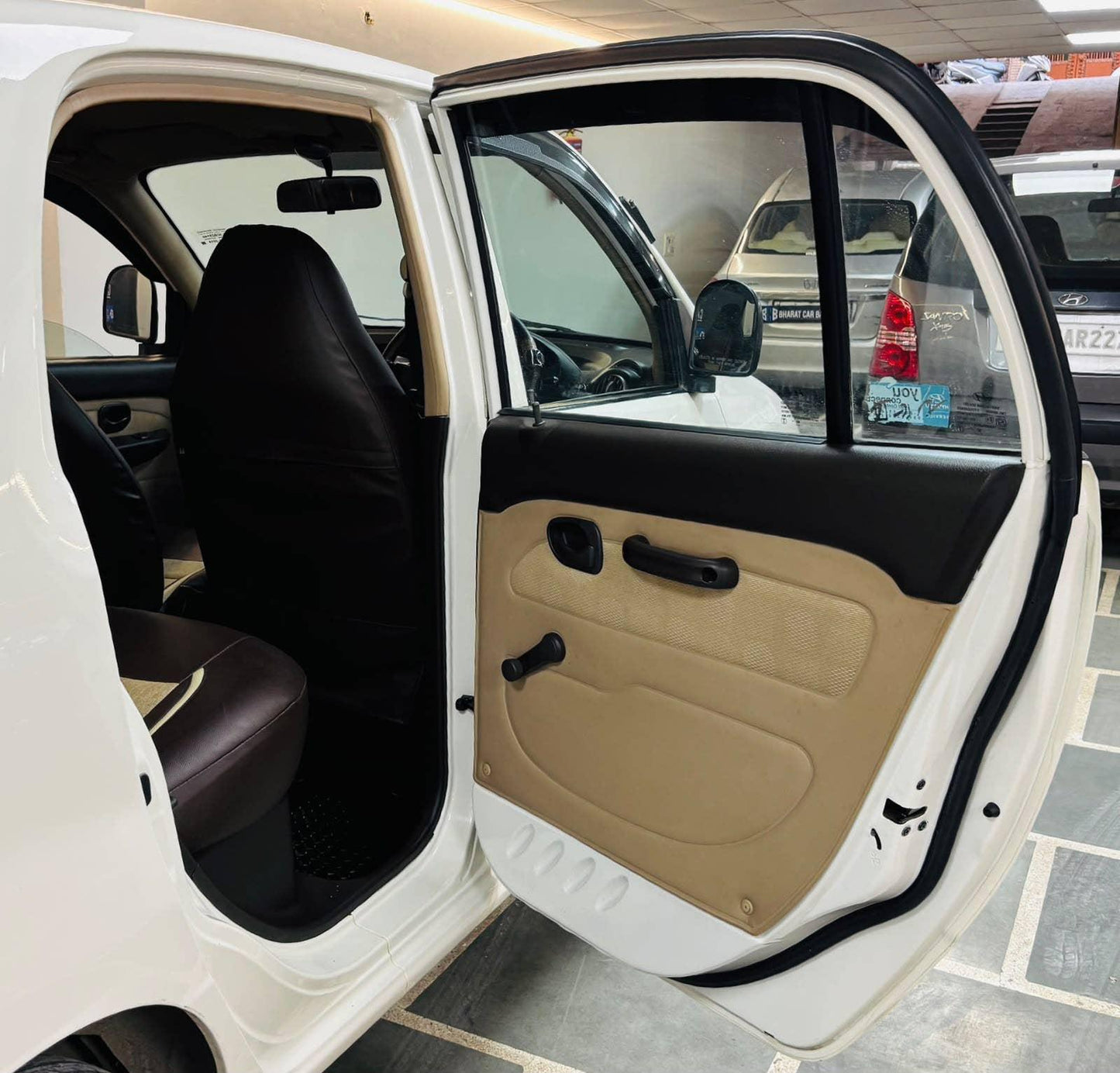 9,000 KMS HYUNDAI SANTRO GL PETROL (2014)