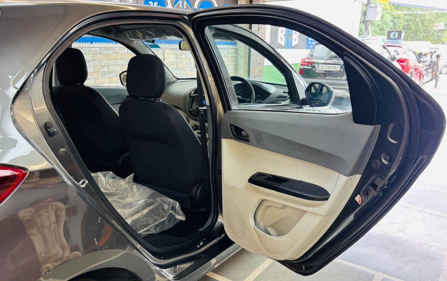 18,000 KMS TATA TIAGO 1.2 CNG TWN XM (2025)