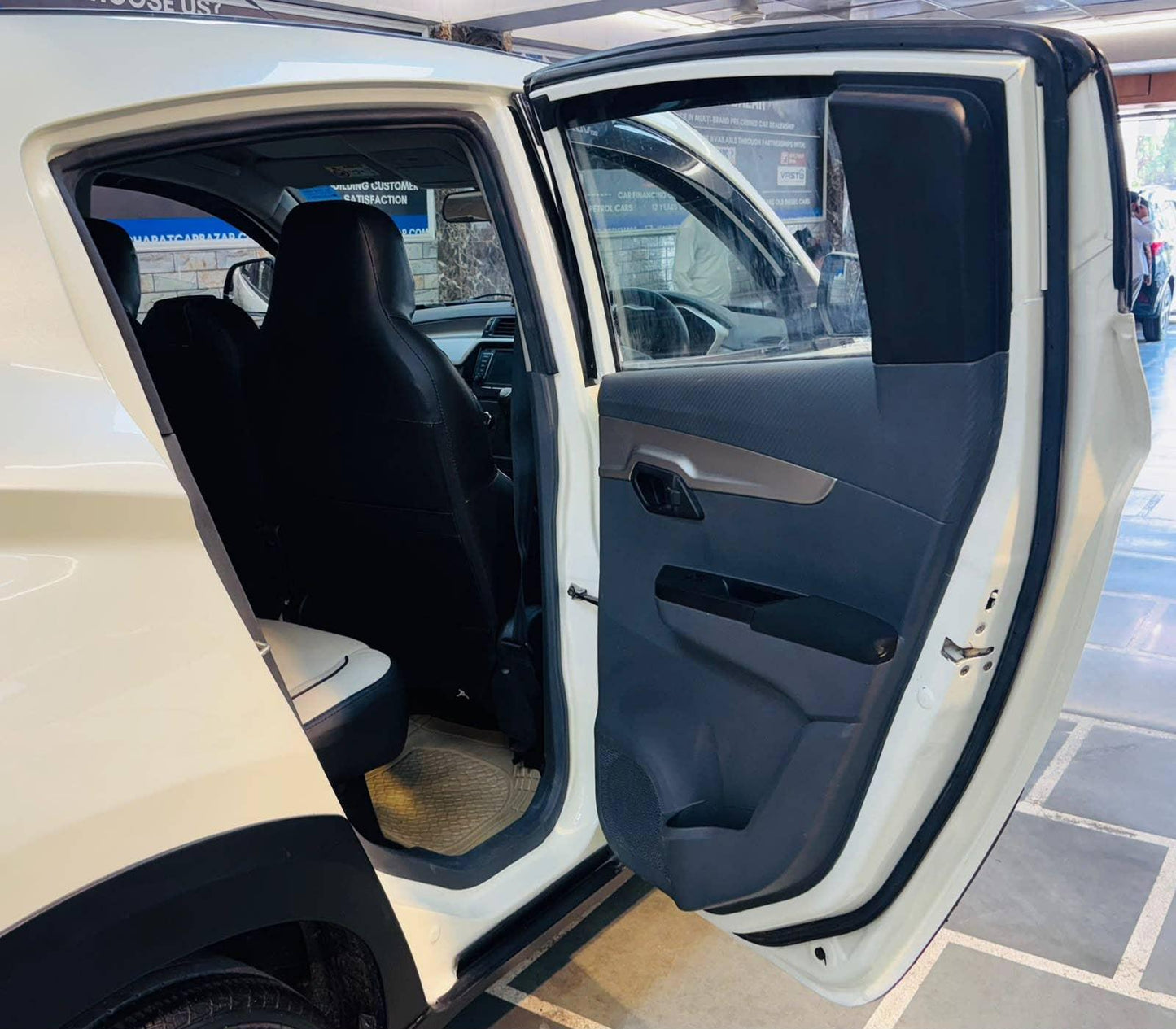 22,000 KMS MAHINDRA KUV 100 K6+ 6STR G NXT PETROL (2018)