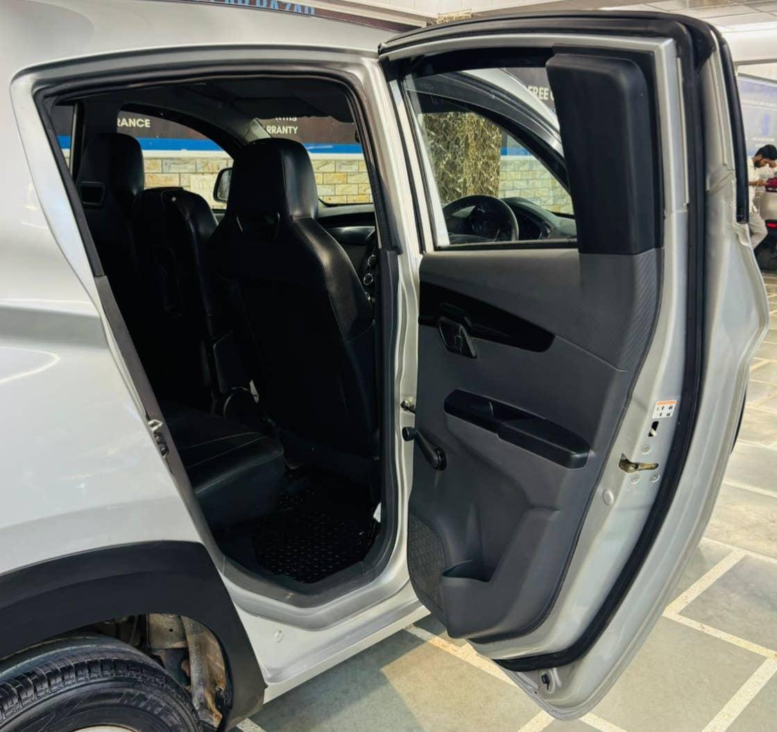 20,000 KMS MAHINDRA KUV 100 K2 6STR PETROL (2017)