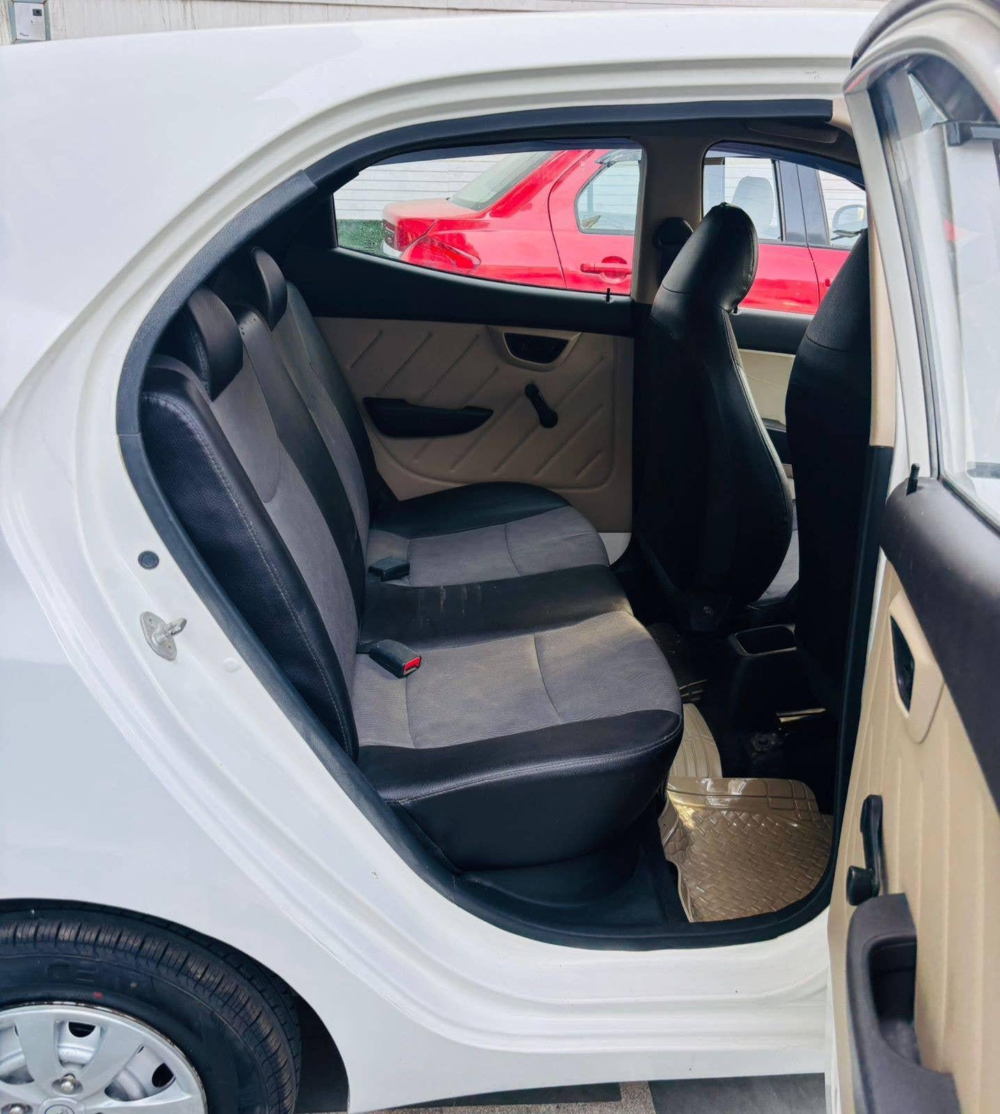 26,000 KMS HYUNDAI EON D LITE+ PETROL (2014)