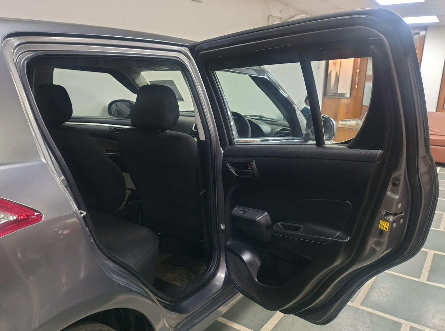 MARUTI SWIFT LXI (O) PETROL (2017)