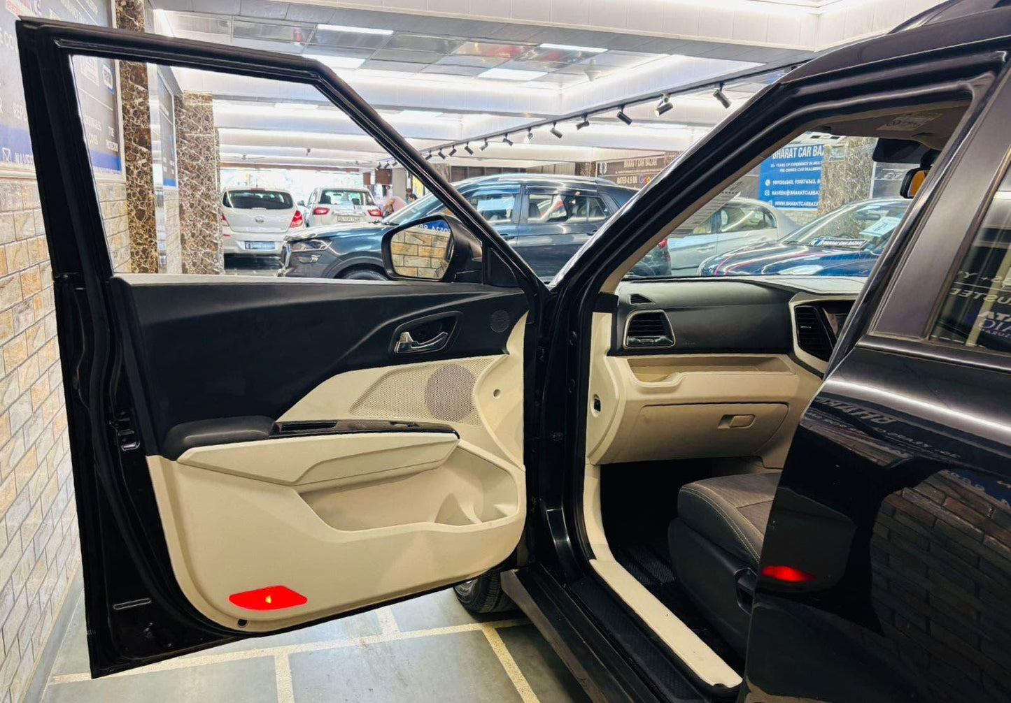 MAHINDRA XUV 300 W8 PETROL (2019)