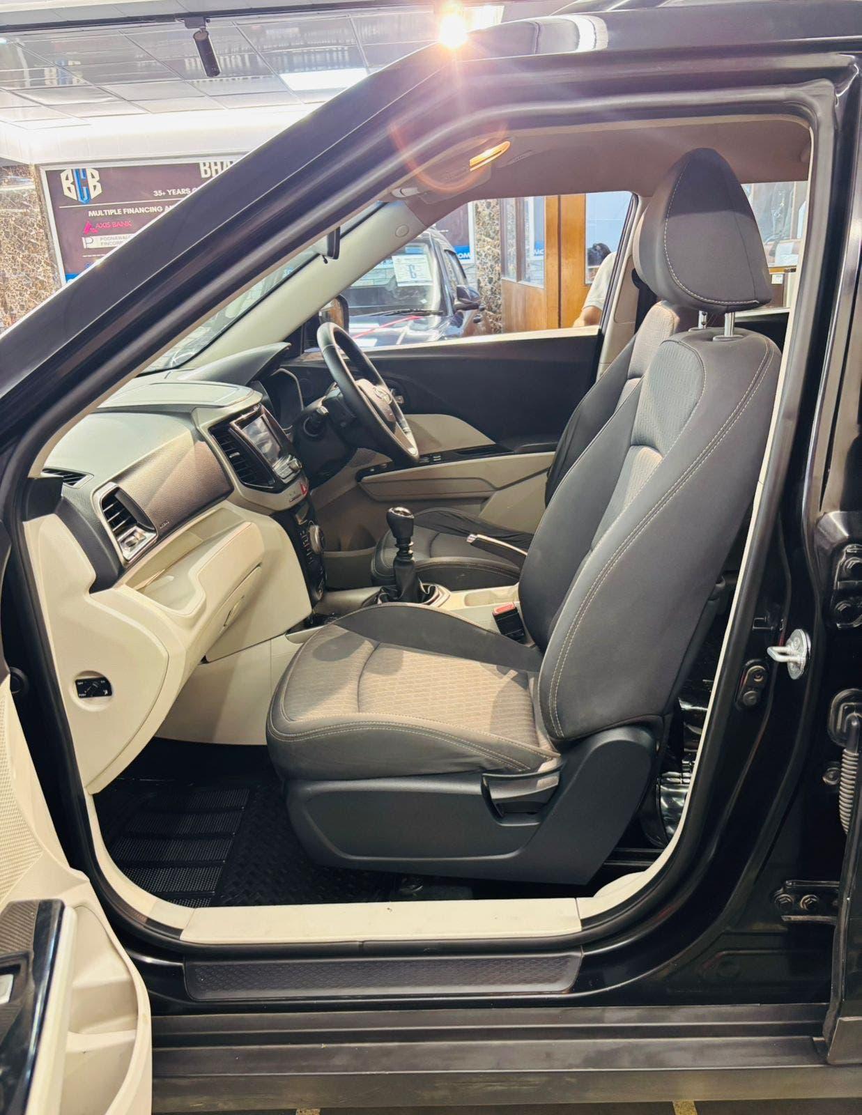 MAHINDRA XUV 300 W8 PETROL (2019)