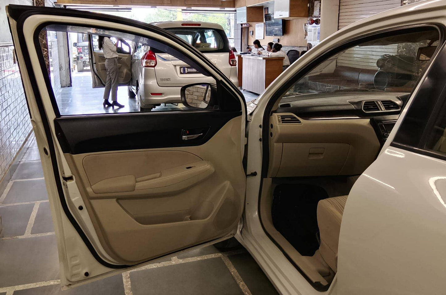 17,000 KMS MARUTI SWIFT DZIRE VXI PETROL (2018)