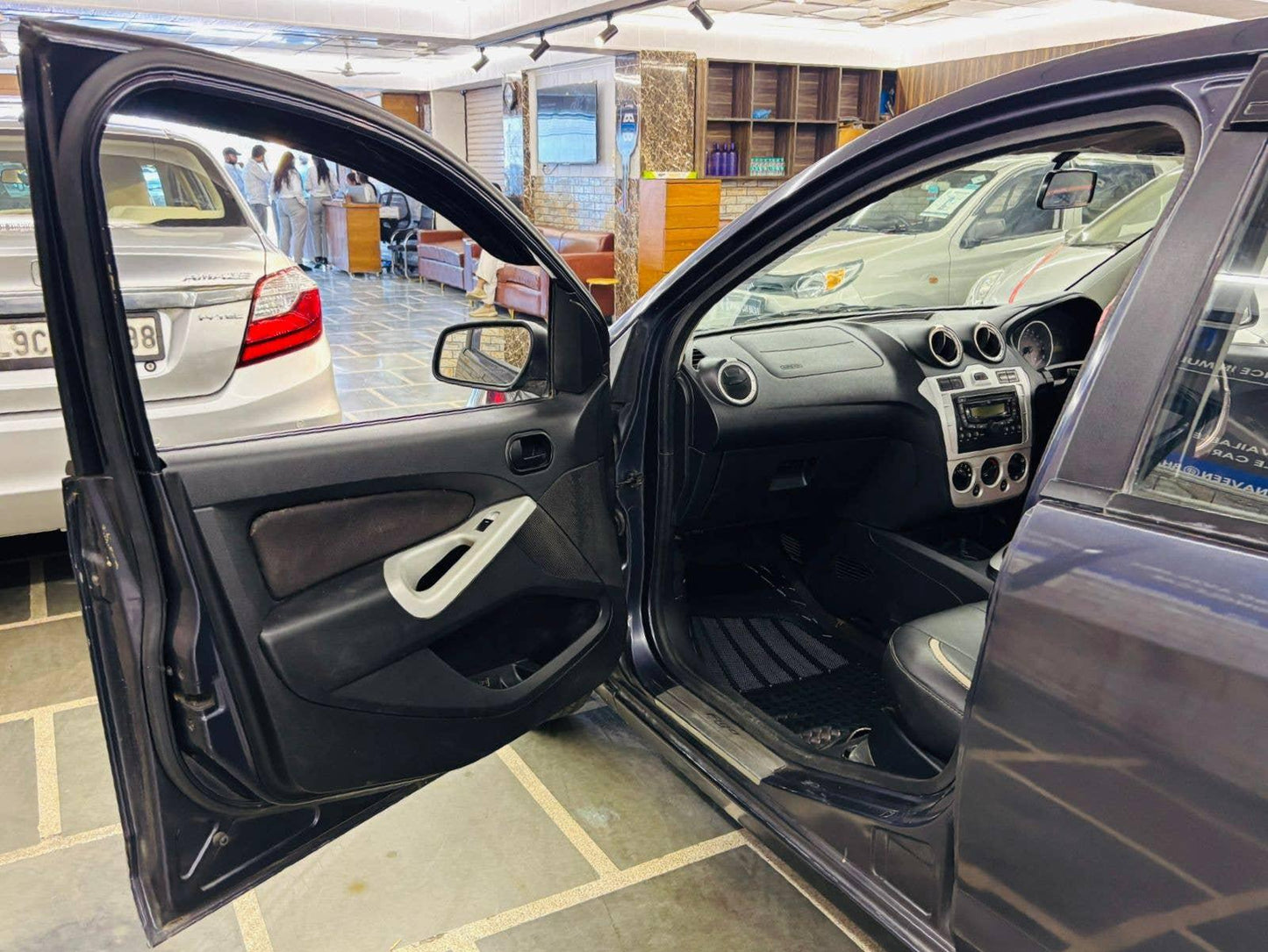 49,000 KMS FORD FIGO 1.2 ZXI PETROL (2012)