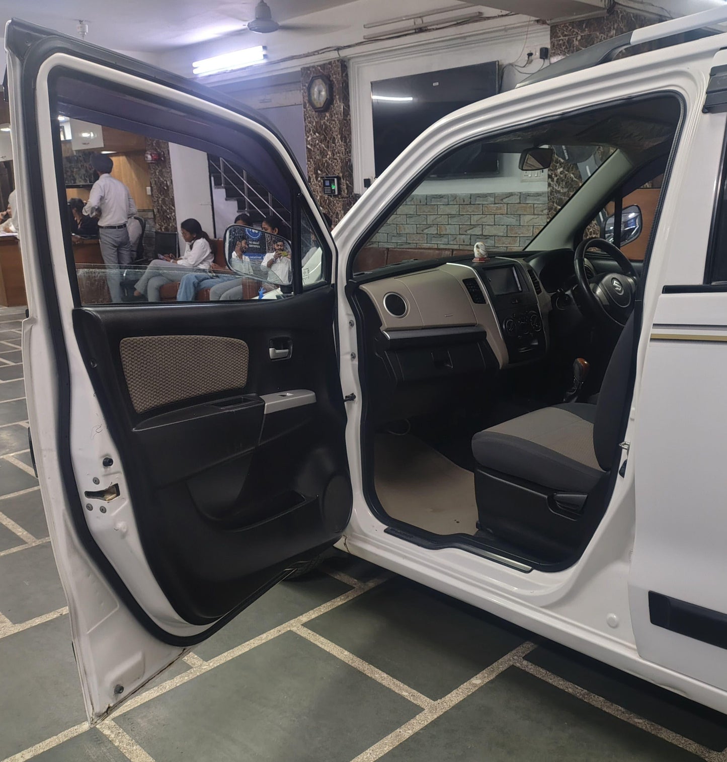 26,000 KMS MARUTI WAGONR LXI PETROL (2016)
