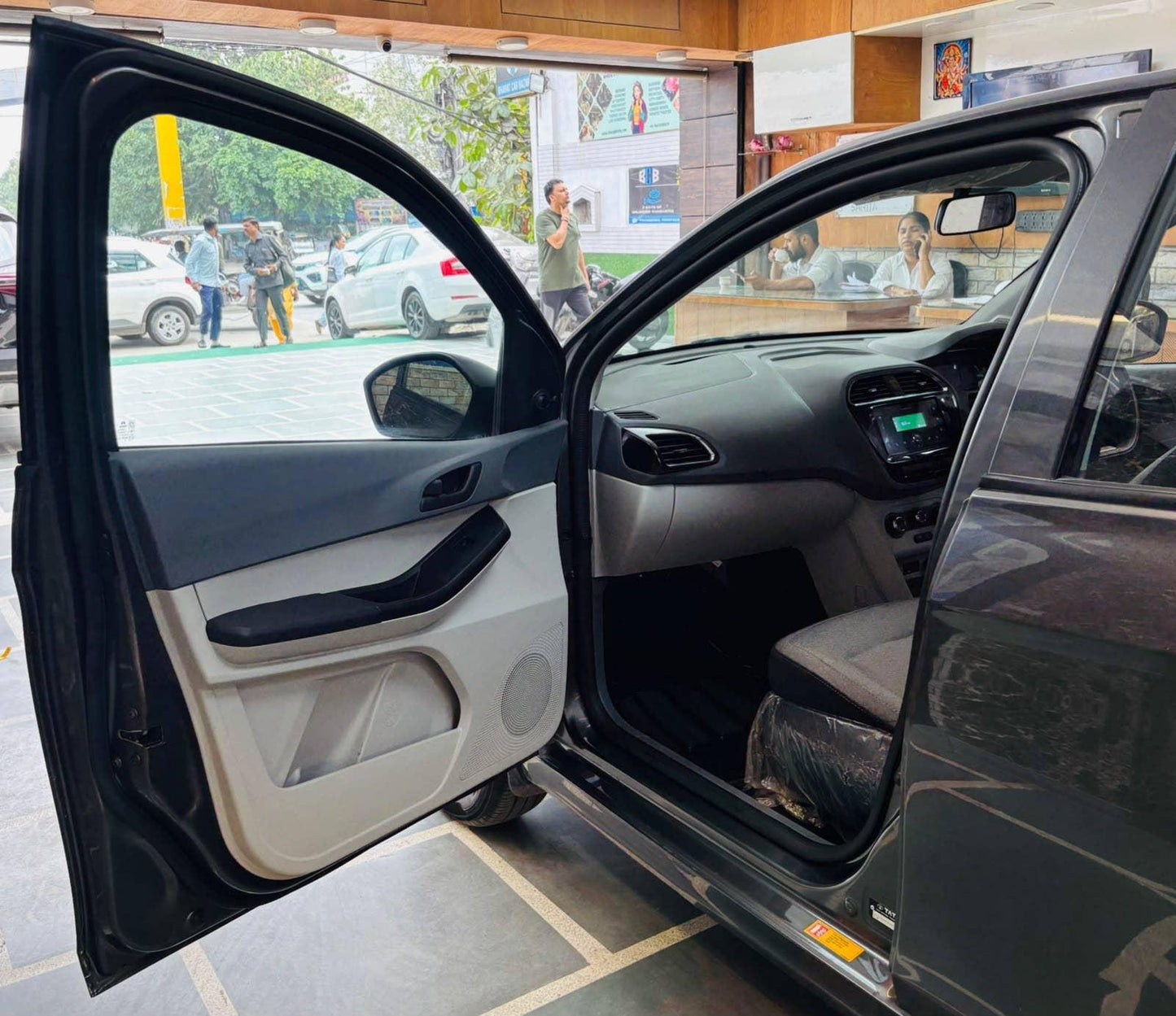18,000 KMS TATA TIAGO 1.2 CNG TWN XM (2025)