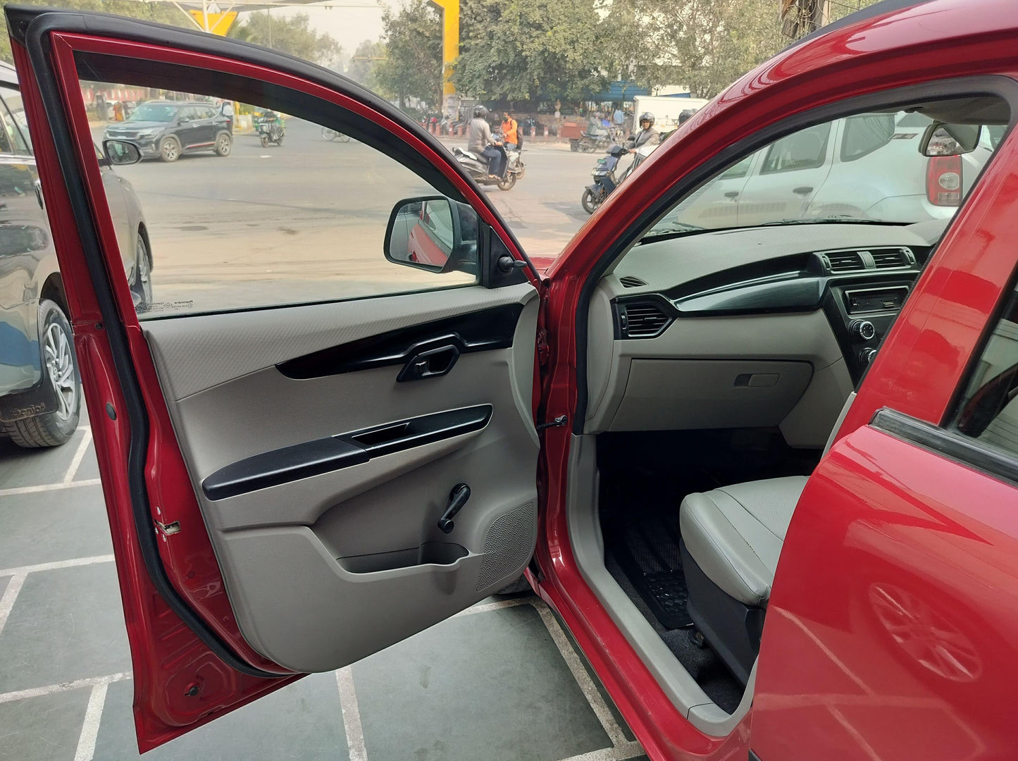 27,000 KMS MAHINDRA KUV 100 K2 PETROL (2016)