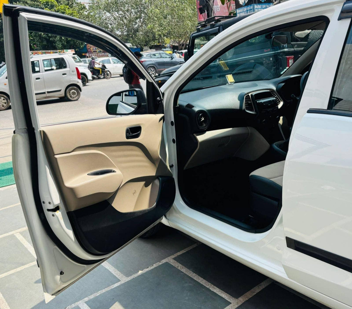 4000 KMS HYUNDAI SANTRO 1.1 ERA EXCUTIVE MT PETROL (2021)