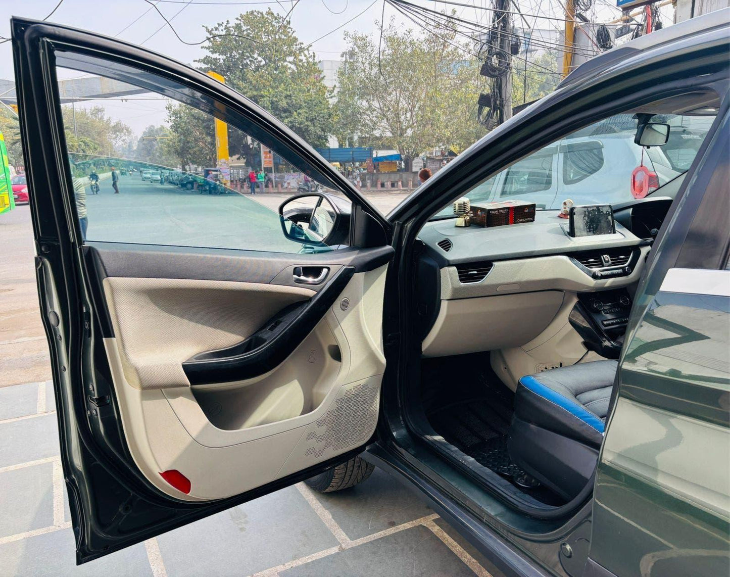 44,000 KMS TATA NEXON XZ+ 1.2 RTN PETROL (2020)