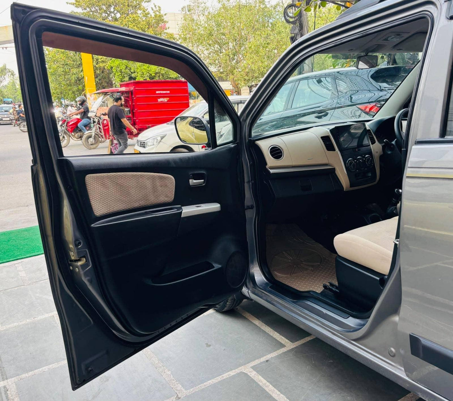 42,000 KMS MARUTI WAGONR LXI GREEN CNG (2017)