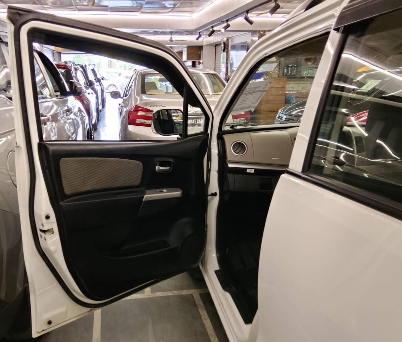 2,000 KMS MARUTI WAGONR LXI PETROL (2014)