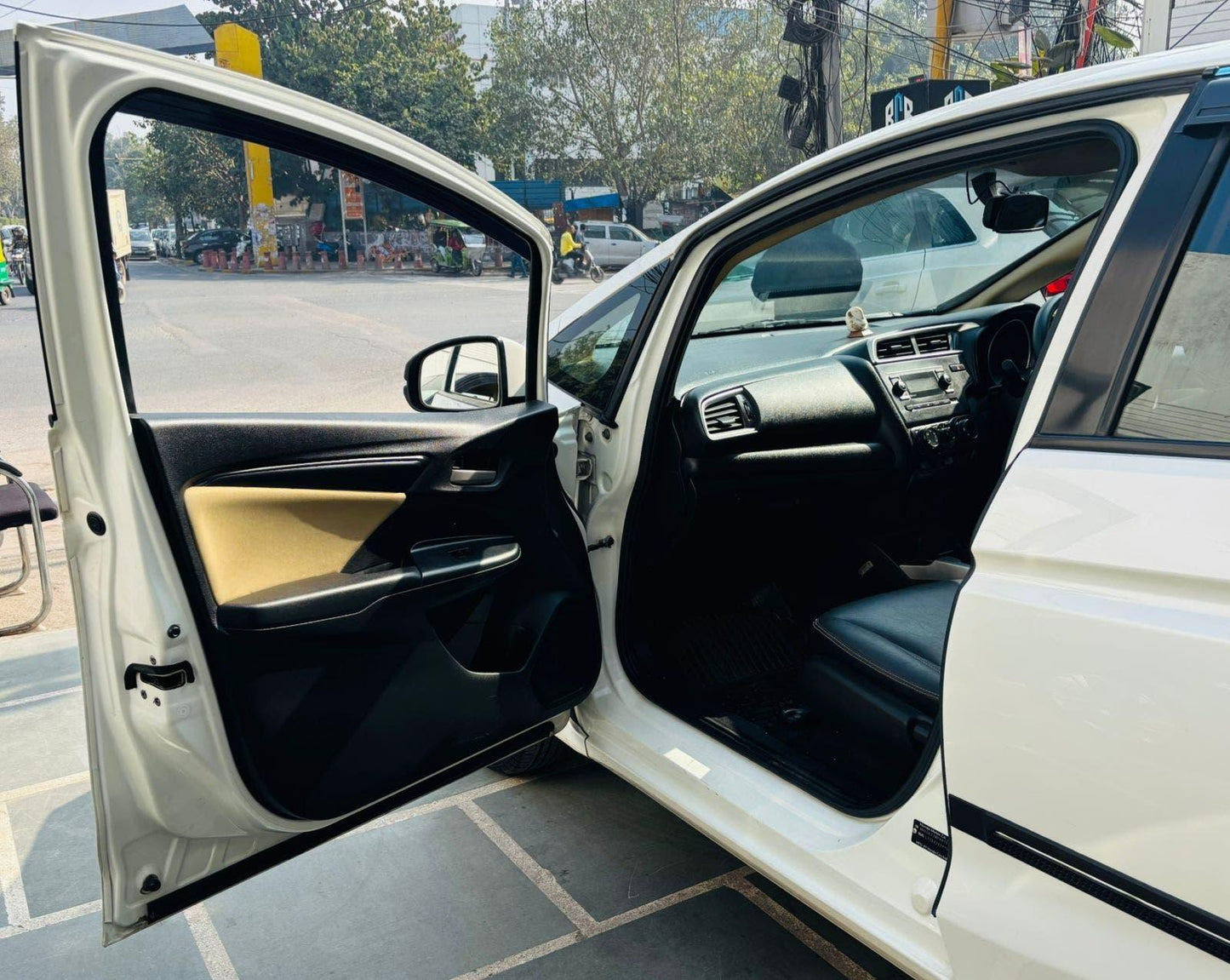 22,000 KMS HONDA JAZZ 1.2 S MT PETROL (2017)