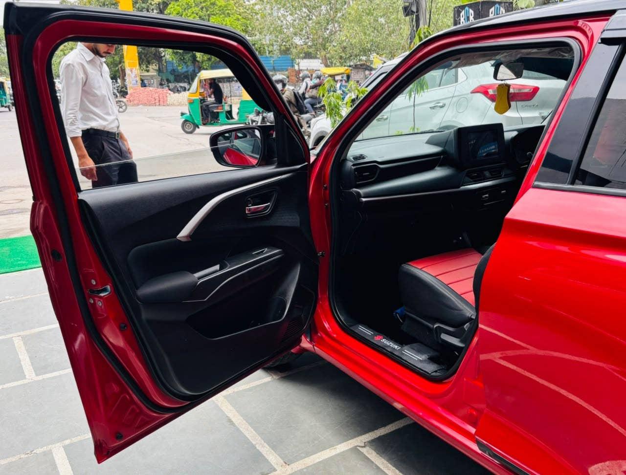 39,000 KMS MARUTI SWIFT ZXI+ PETROL (2024)