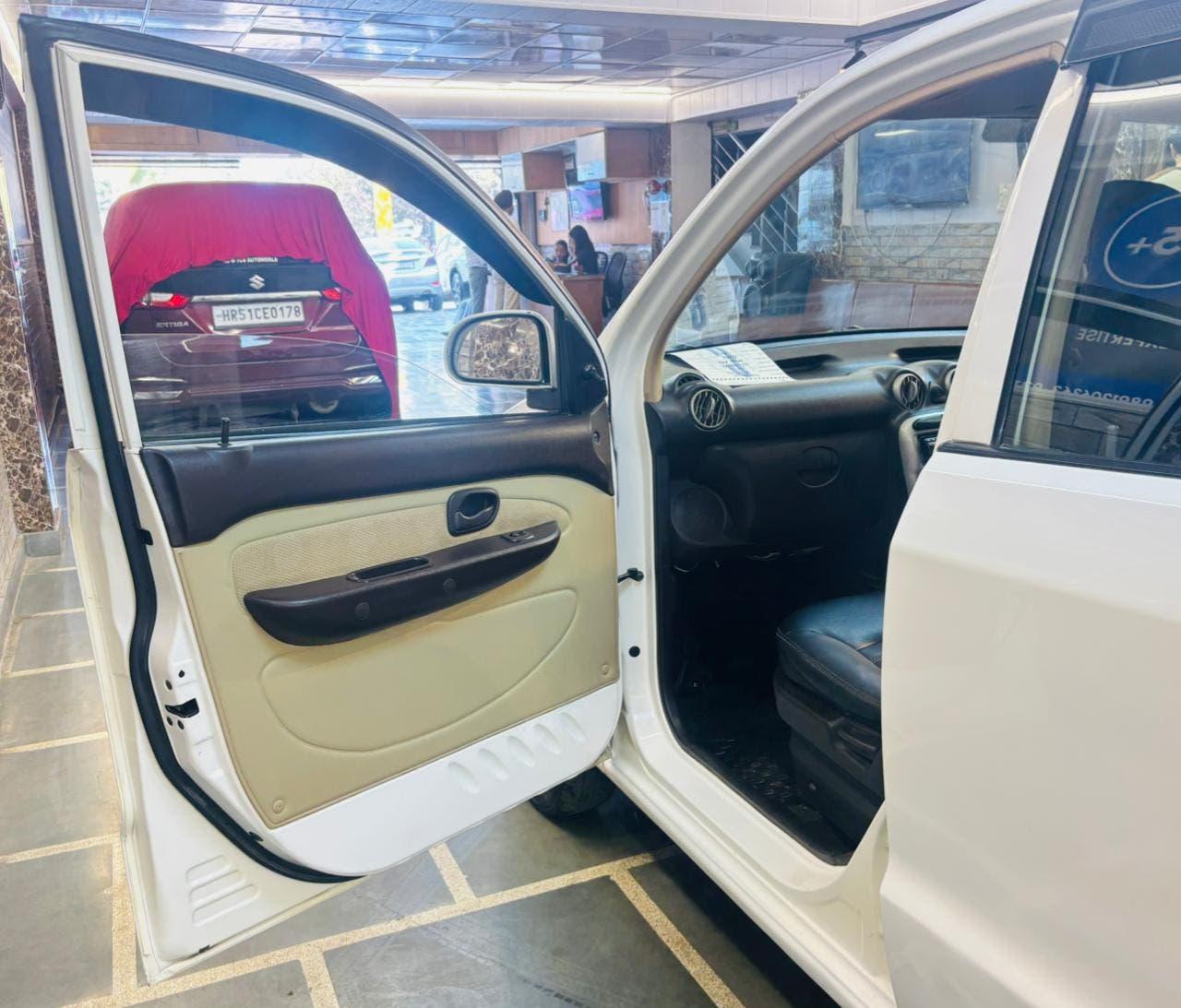 HYUNDAI SANTRO GL PETROL (2011)