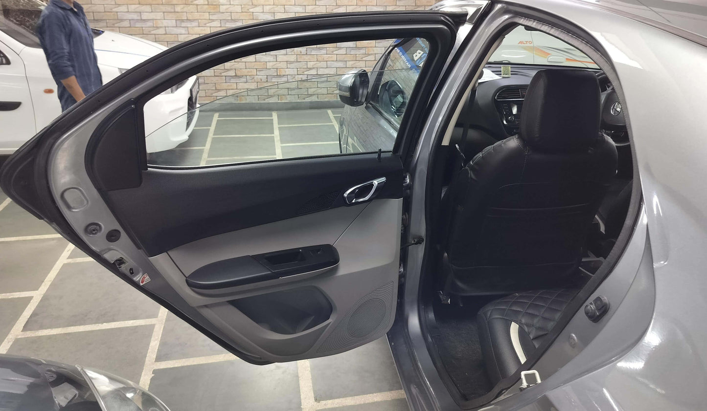 26,000 KMS TATA TIAGO XZ PETROL (2019)