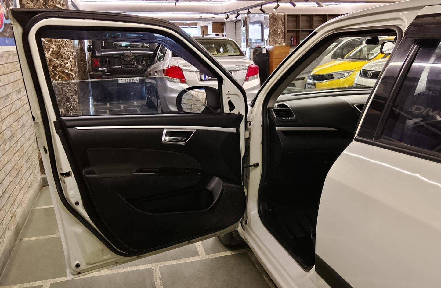 MARUTI SWIFT VXI PETROL (2011)